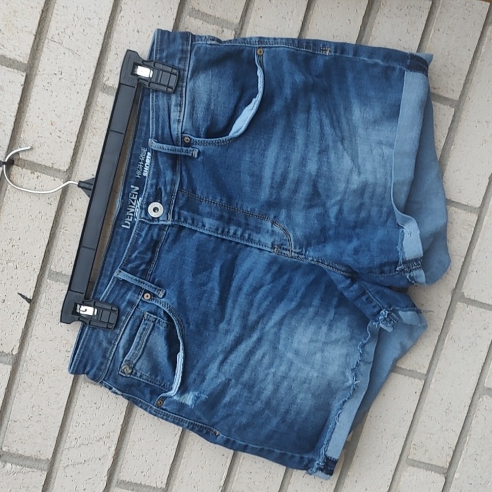 Levi's BlueJean shorts - Picture 5 of 10